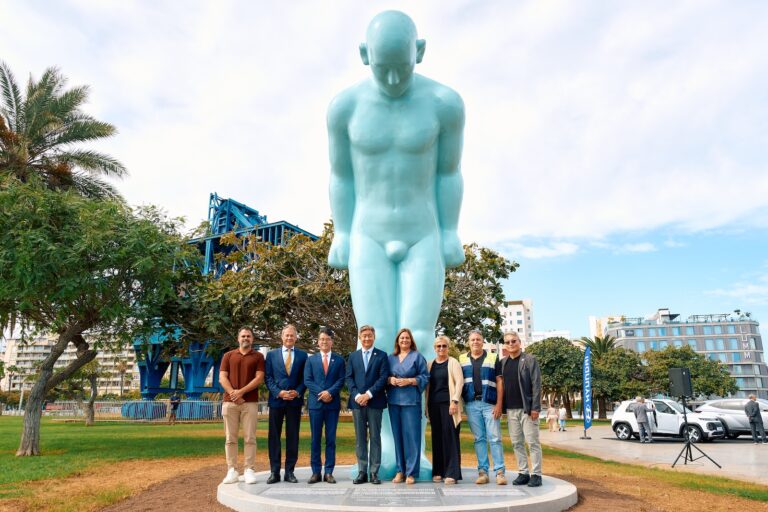 El Puerto de Las Palmas y Corea refuerzan su amistad con la inauguración del ‘Greetingman’, símbolo mundial de paz