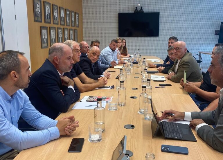 La Autoridad Portuaria de Santa Cruz y los fabricantes de pienso estrechan su colaboración mutua