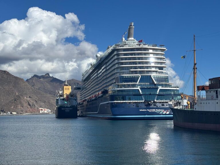 El Puerto de Santa Cruz de Tenerife recibe al Mein Schiff Relax, primer crucero en repostar GNL en el Muelle Sur