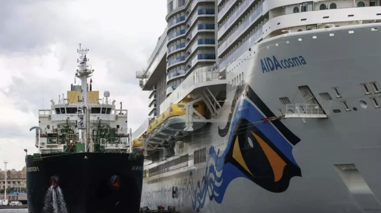 Suministro de GNL al crucero AIDAcosma, el pasado 17 de marzo. / El Día