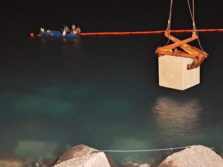 El puerto de Los Cristianos inicia la colocación de bloques para reforzar su dique exterior