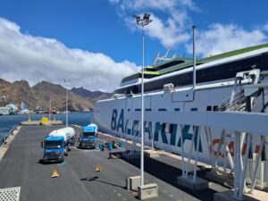 El Puerto de Santa Cruz de Tenerife acoge el primer suministro de gas natural mediante camiones cisterna