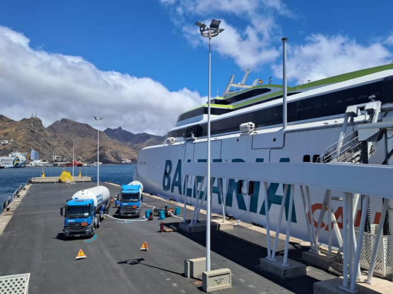 El Puerto de Santa Cruz de Tenerife acoge el primer suministro de gas natural mediante camiones cisterna